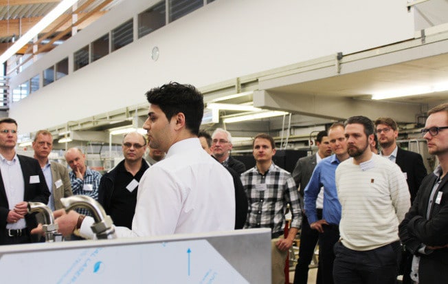 Erfolgreich Investitionsgüter verkaufen Marketingleiter Sebastian Biedermann zeigte den interessierten Besuchern u.a. den Prototypenbau des Deutschen Instituts für Lebensmitteltechnik.